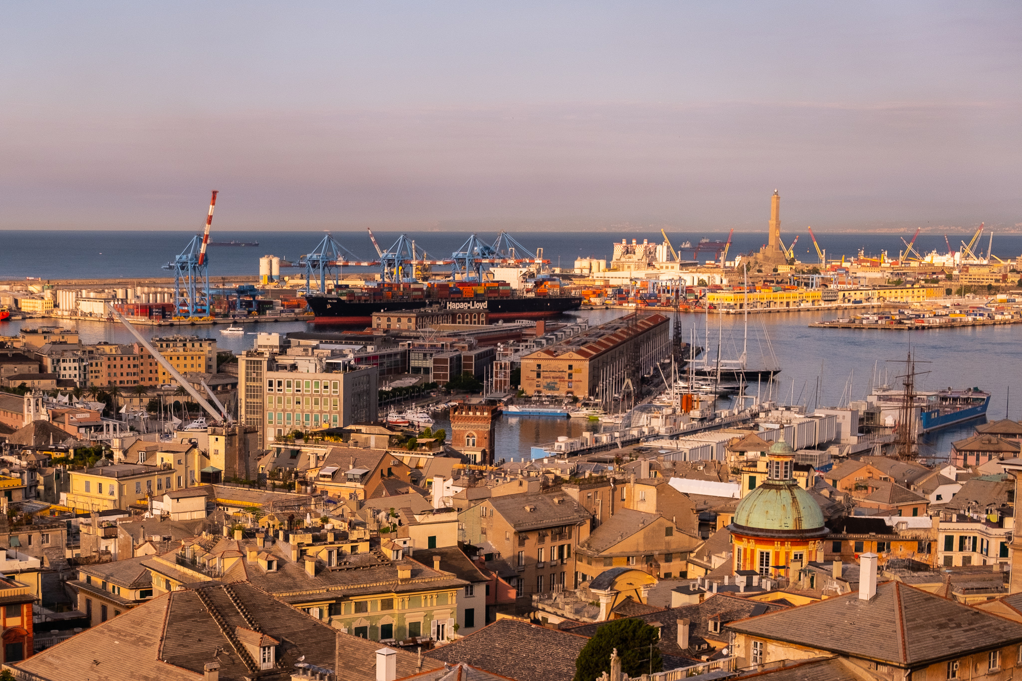 veduta porto antico e lanterna da castelletto