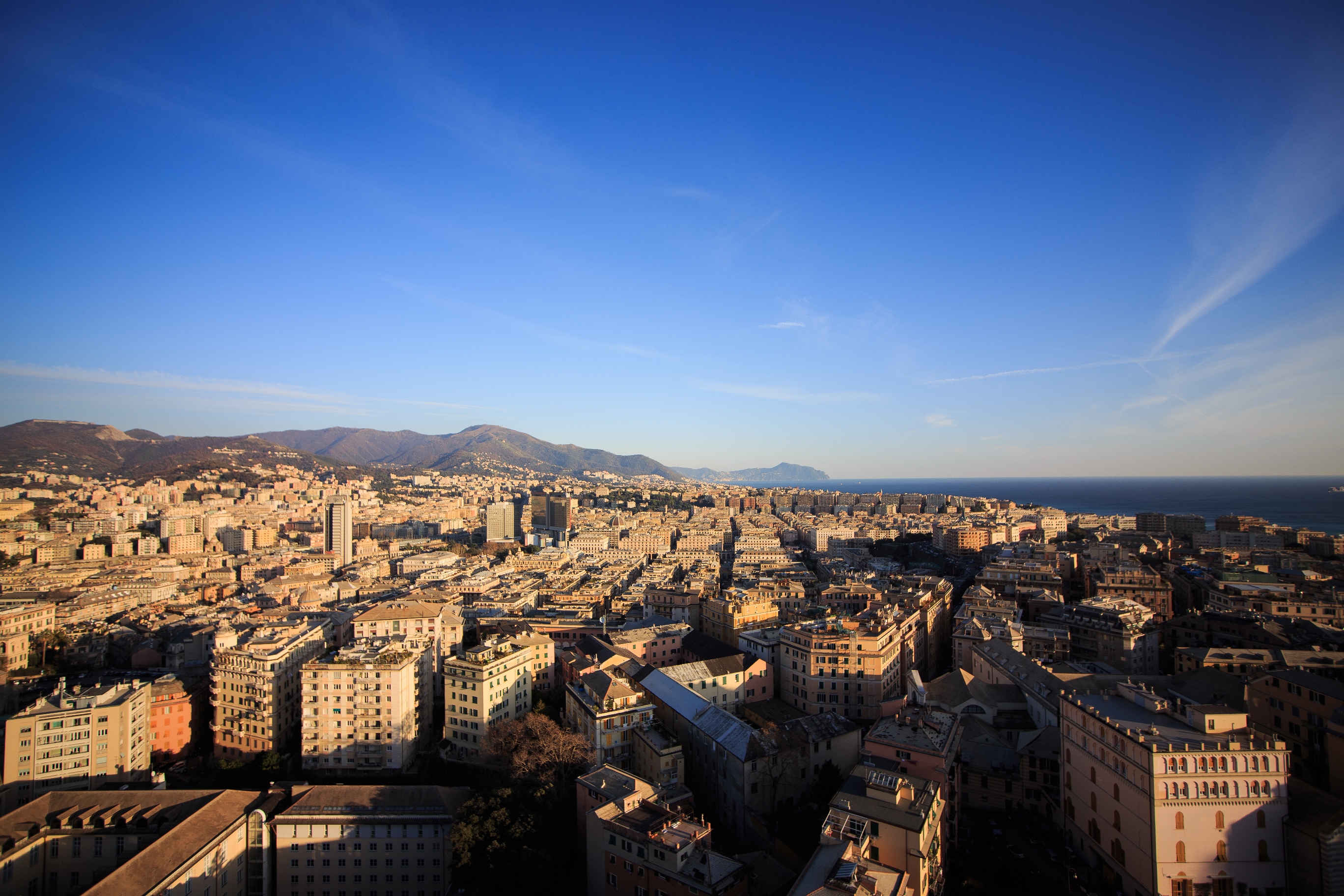 Veduta panoramica della città di Genova e del mare ripresa dalla Terrazza Colombo