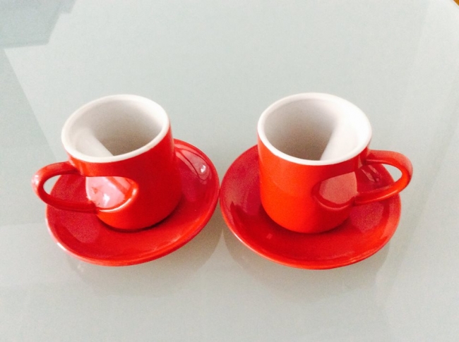 due tazze rosse con manico a forma di cuore