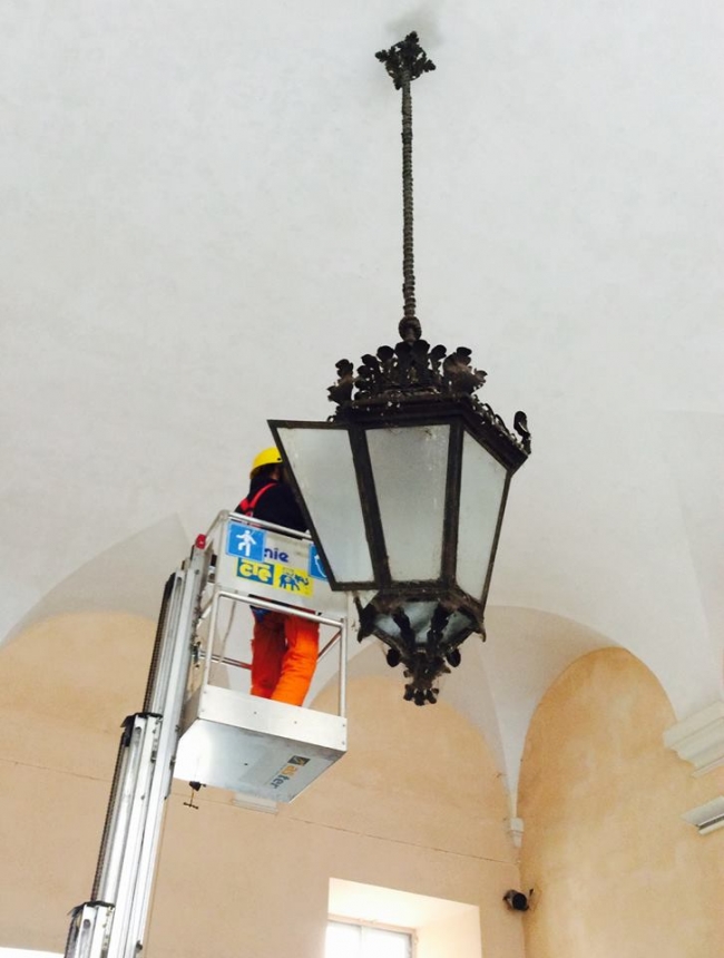 manutenzione lampadari a palazzo Tursi