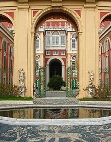 ingresso giardino palazzo