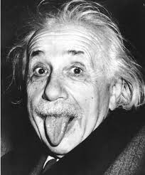 Albert Einstein fa una linguaccia,  foto Arthur Sasse 1951 