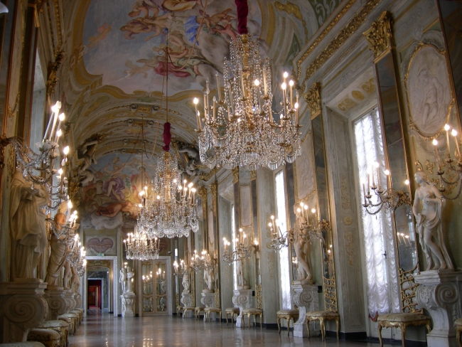 la galleria degli specchi di Palazzo Reale