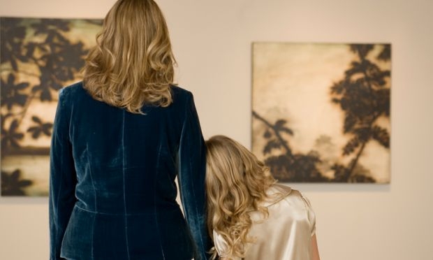 mamma e figlia davanti a un quadro