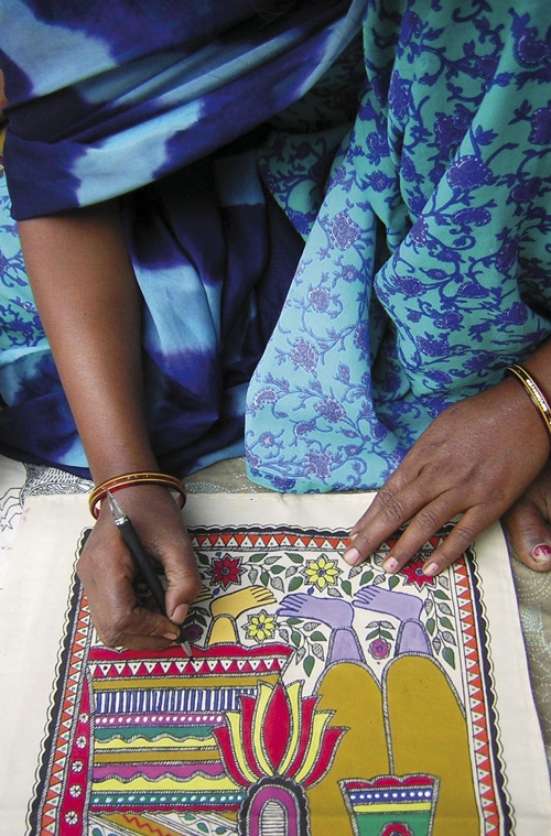 Donna indiana e un dipinto della tradizione Mithilā