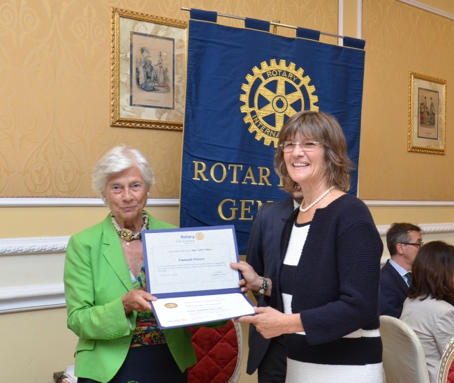 L'assessore Emanuela Fracassi riceve il riconoscimento del Rotary Club di Genova