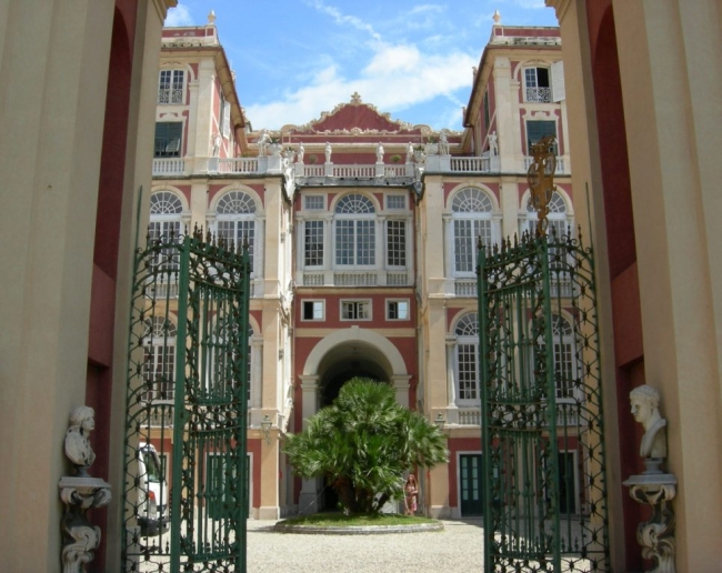 facciata e giardino di palazzo reale