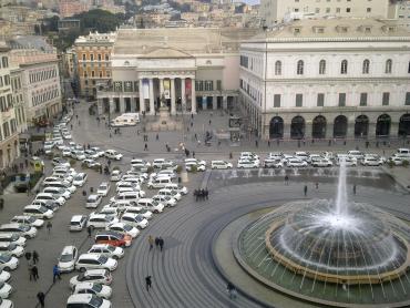 I taxi in piazza De Ferrari - Foto di Simone D'Ambrosio
