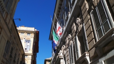 Palazzo Tursi con le bandiere a mezz'asta in segno di lutto