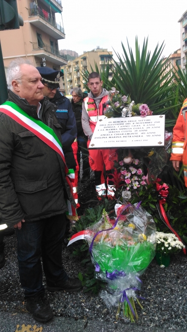 Gianni Crivello davanti alla targa in memoria delle vittime dell'alluvione del 2