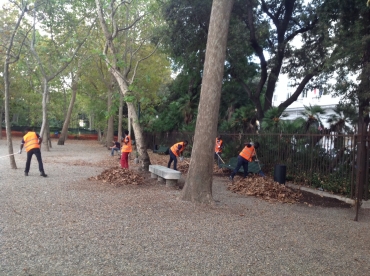 Migranti impegnati nella pulizia del parco dell'Acquasola