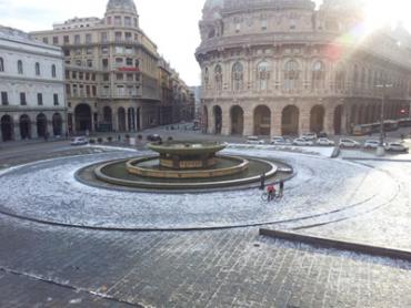 Piazza De Ferrari, si scioglie la neve