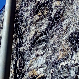 visione frontale muro con rete metallica