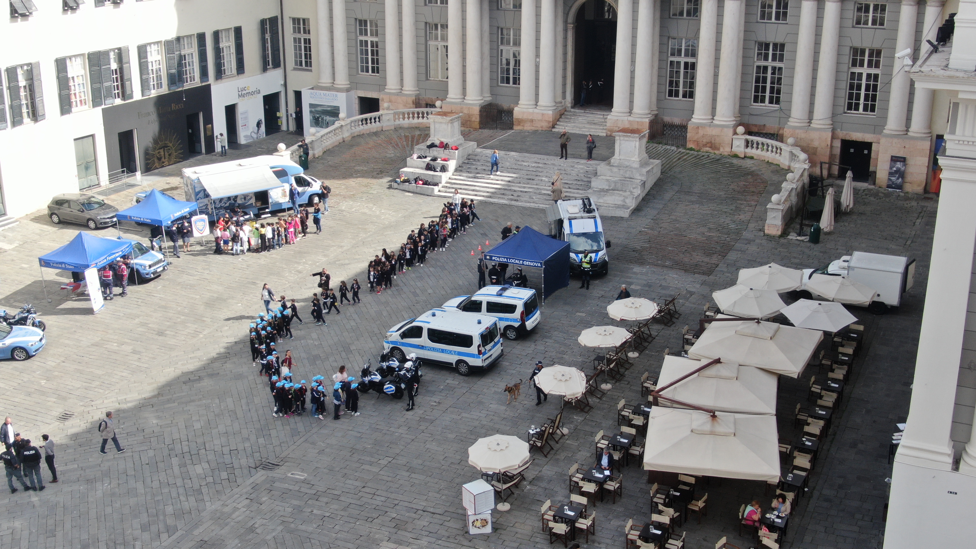 Agenti della Polizia Locale che effettuano attività di educazione stradale con i bambini