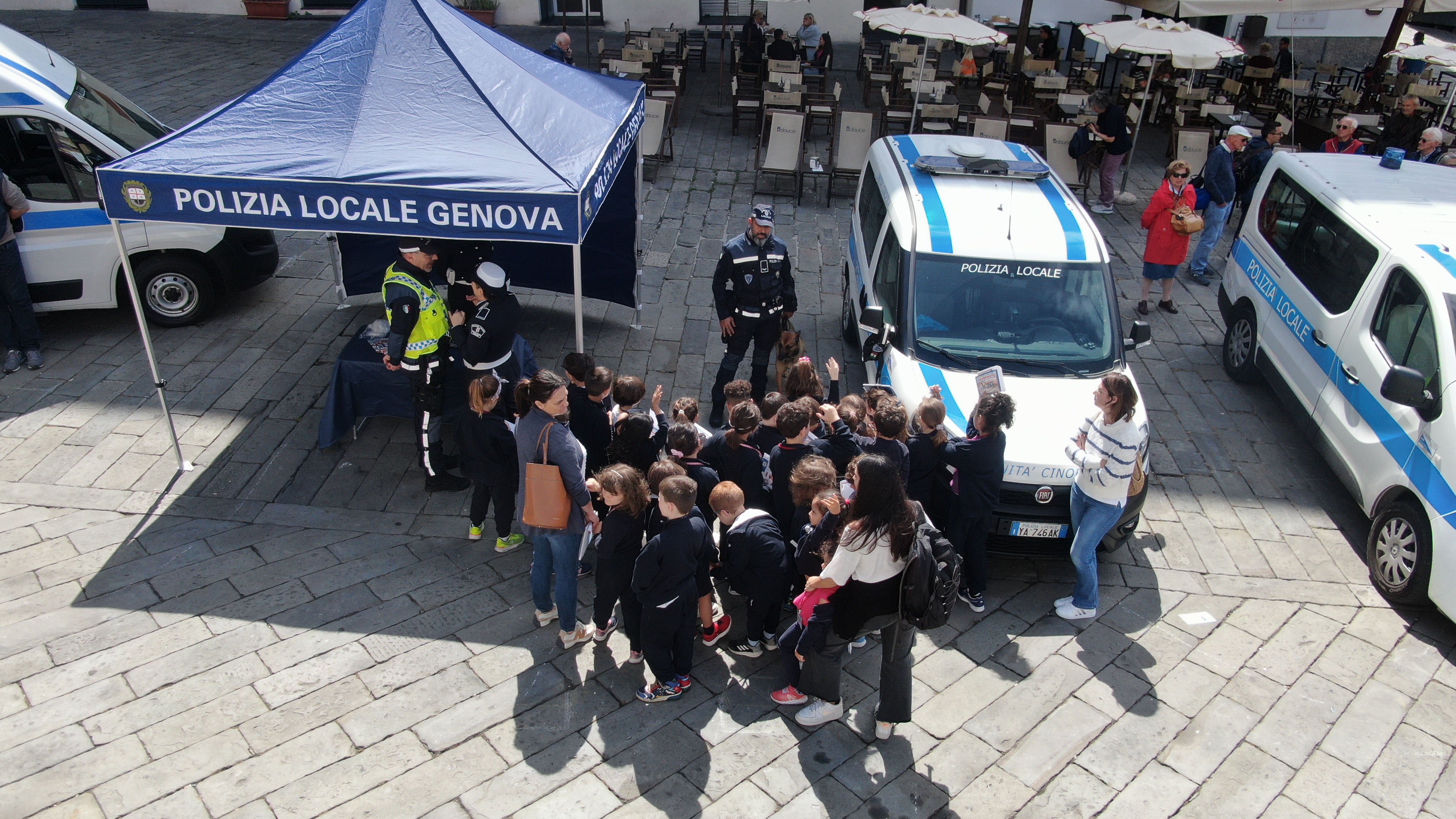 Agenti della Polizia Locale che effettuano attività di educazione stradale con i bambini