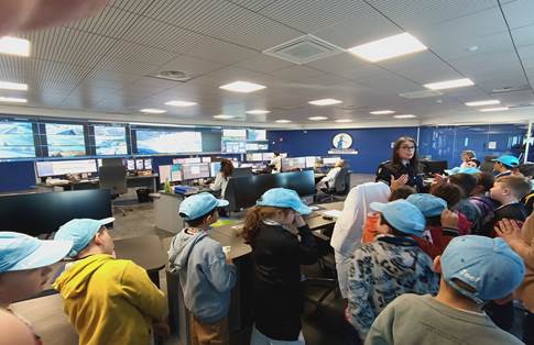 Bambini in visita alla centrale operativa della Polizia Locale