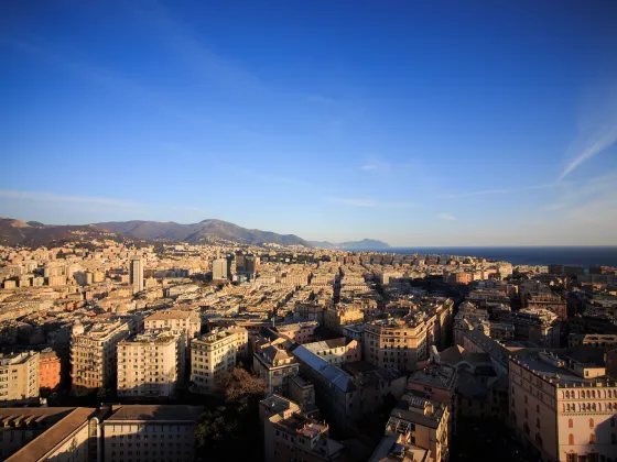 Veduta panoramica della città di Genova e del mare ripresa dalla Terrazza Colombo