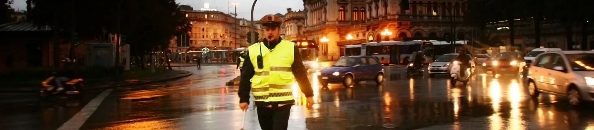 Foto poliziotto nel traffico