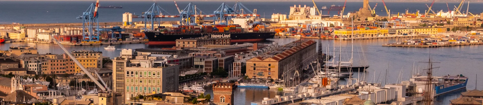 veduta porto antico e lanterna da castelletto